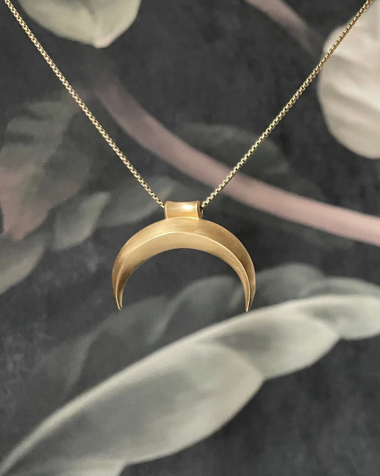 Máni Crescent Pendant